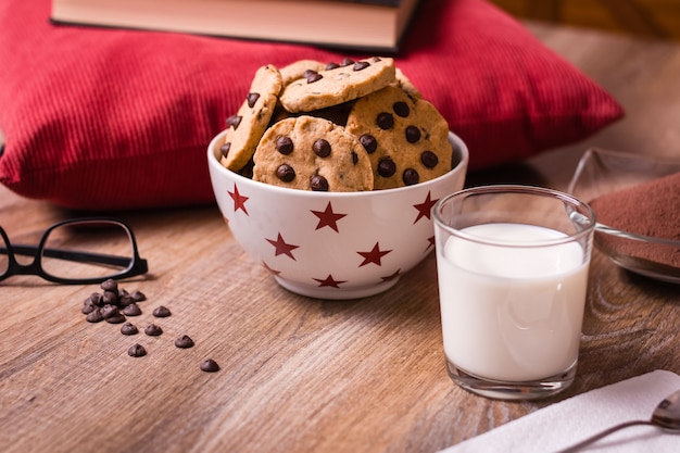 Biscotti al cioccolato e latte su fondo di legno