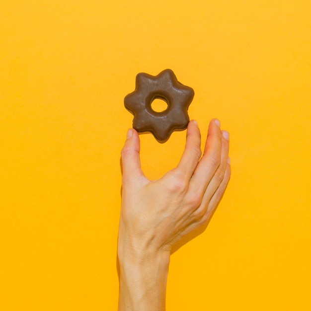 Biscotti al cioccolato e mano amante del cioccolato Minimal art Vacanze