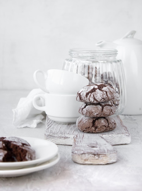 Biscotti al cioccolato fatti in casa con zucchero a velo