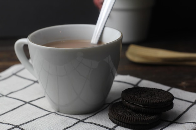 Biscotti al cioccolato fondente e una tazza di cioccolato al latte