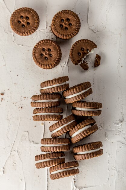 Biscotti al cioccolato impilati con latte