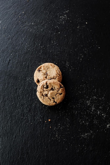 Biscotti al cioccolato impilati fatti in casa