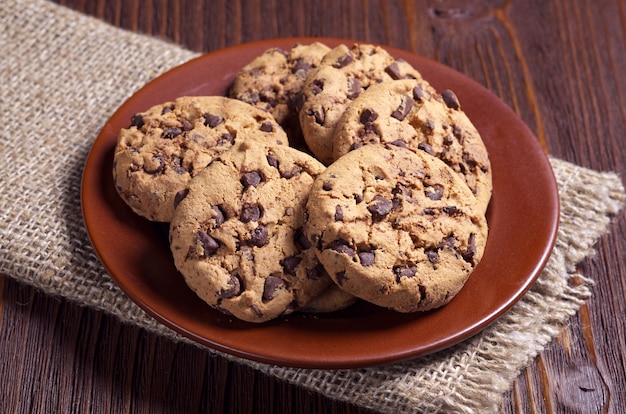 Biscotti al cioccolato in piastra su tavola in legno rustico