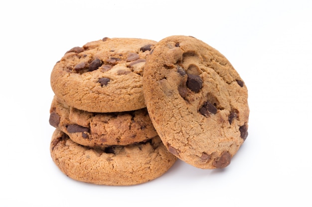 Biscotti al cioccolato isolati su sfondo bianco.