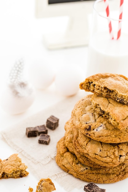 Biscotti al cioccolato senza glutine con un bicchiere di latte.