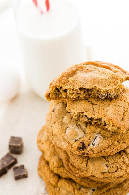 Biscotti al cioccolato senza glutine con un bicchiere di latte.