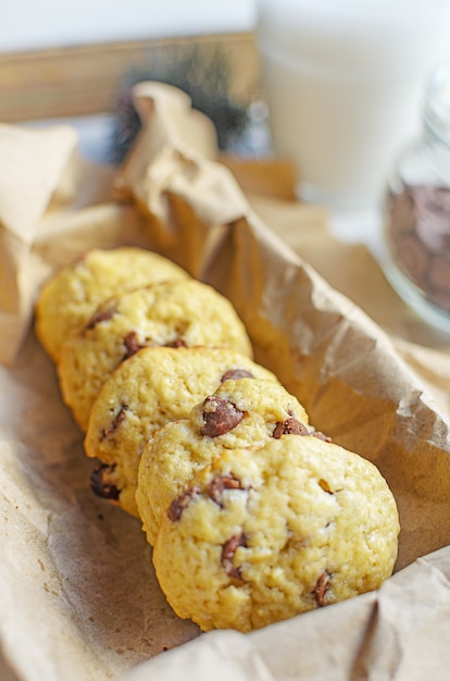 Biscotti al cioccolato serviti con latte