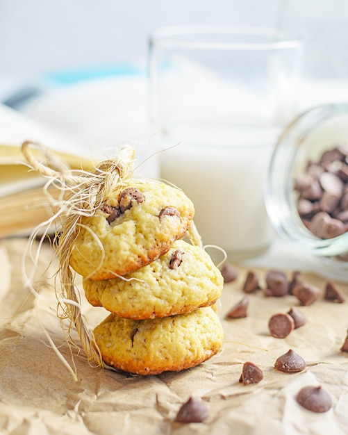 Biscotti al cioccolato serviti con latte