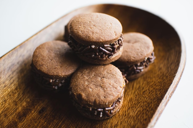 biscotti al cioccolato su cartone di legno isolato su sfondo bianco