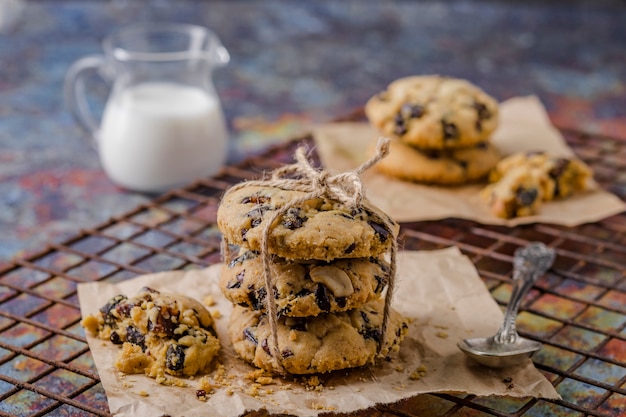 Biscotti al cioccolato su fondo rustico, Chocolate Chip Cookie Dough casalingo.