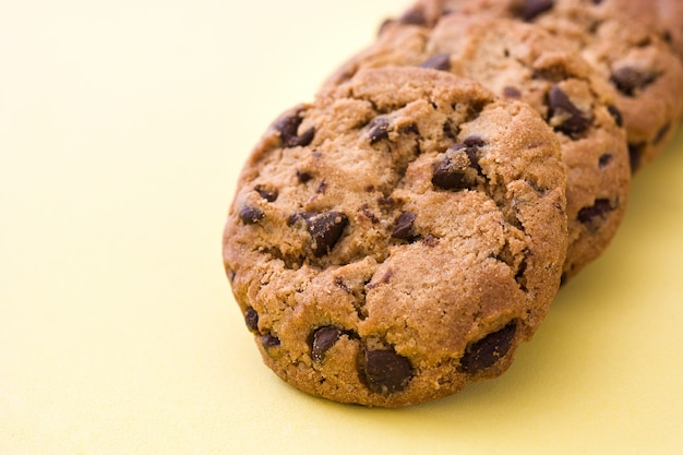 Biscotti al cioccolato su giallo