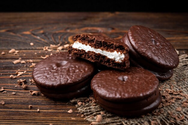 Biscotti al cioccolato su legno scuro.