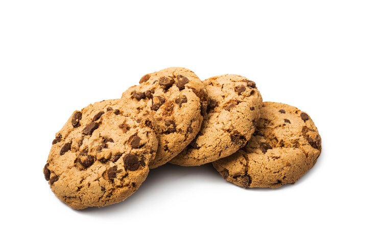 Biscotti al cioccolato su sfondo bianco