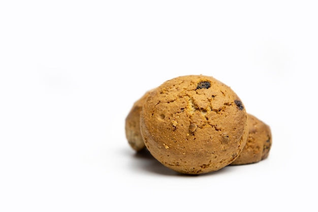 Biscotti al cioccolato su sfondo bianco