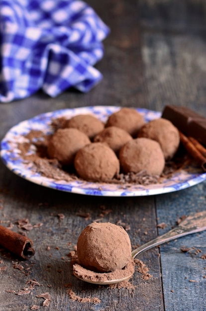 biscotti al cioccolato su un piatto