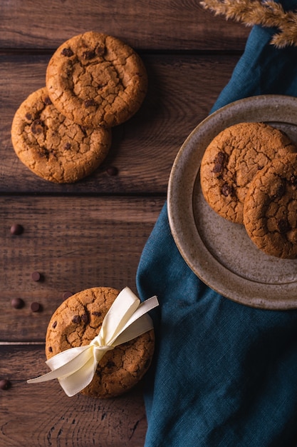 Biscotti al cioccolato su un tavolo di legno decorato con un tovagliolo blu