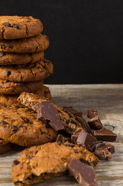 Biscotti al cioccolato su un vecchio tavolo di legno