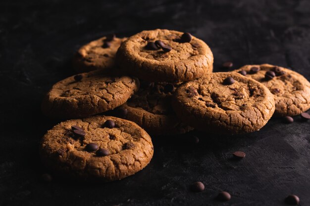 Biscotti al cioccolato su una tavola nera