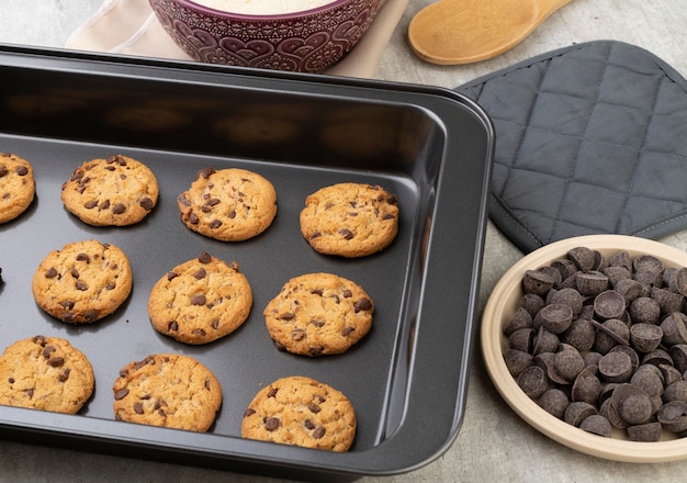 Biscotti al cioccolato su una teglia con ingredienti.