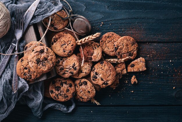 Biscotti al cioccolato Su uno sfondo di legno Vista dall'alto Spazio libero per il testo