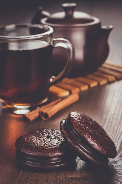 Biscotti al cioccolato sul concetto di teatime tavolo