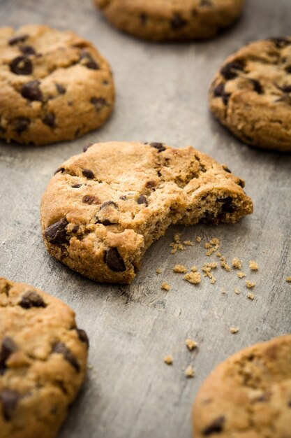 Biscotti al cioccolato sul fondo della tavola in legno