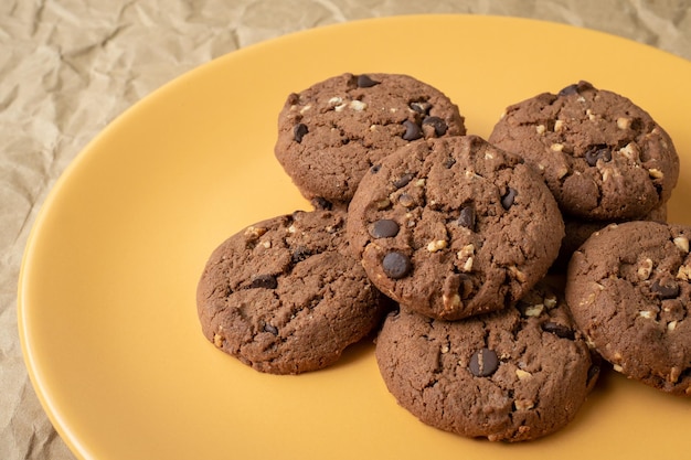 Biscotti al cioccolato sul piatto