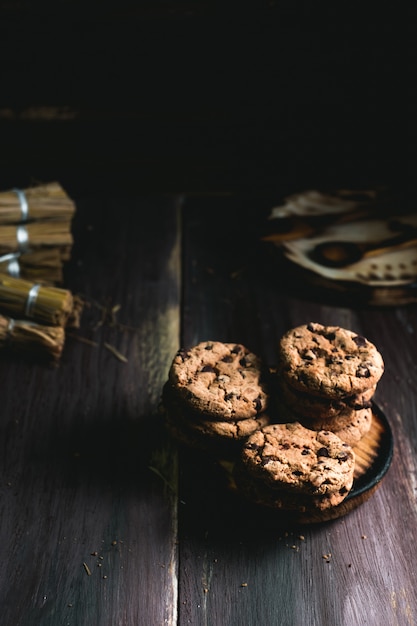 Biscotti al cioccolato sul tavolo di legno. Biscotti di pepita di cioccolato sparati sul nero