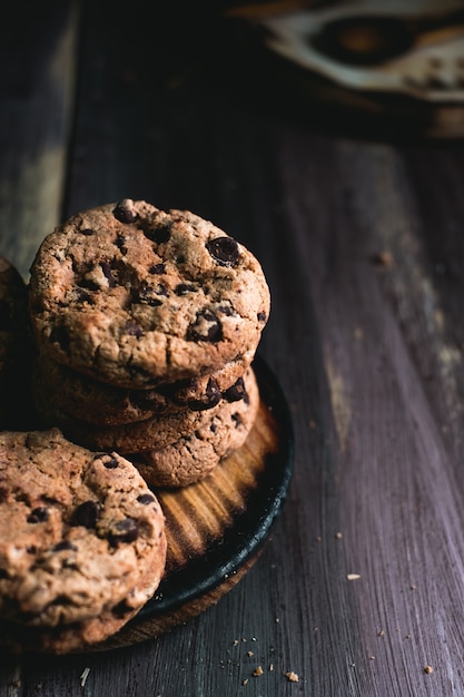 Biscotti al cioccolato sul tavolo di legno. Biscotti di pepita di cioccolato sparati sul nero