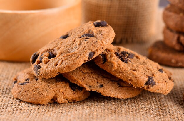 Biscotti al cioccolato sul tavolo