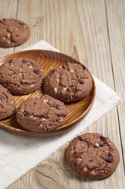 Biscotti al cioccolato sul tavolo