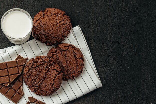 Biscotti al cioccolato sulla fine del tavolo scuro su