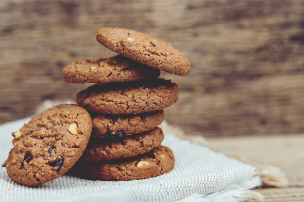 Biscotti al cioccolato sulla tavola di legno