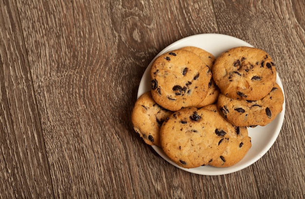 Biscotti al cioccolato sulla tavola di legno