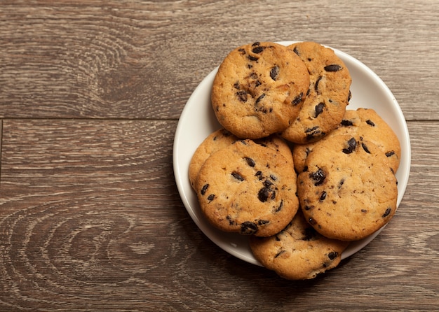 Biscotti al cioccolato sulla tavola di legno