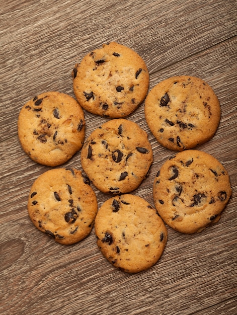 Biscotti al cioccolato sulla tavola di legno