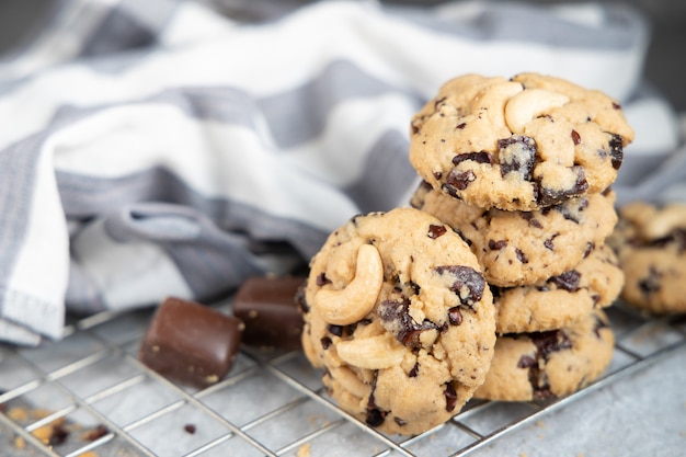 Biscotti al cioccolato sulla tavola grigia