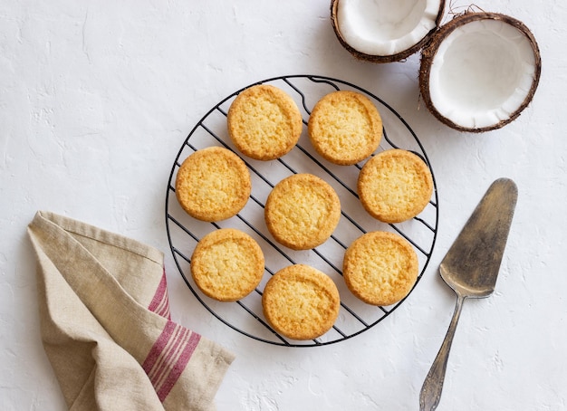 Biscotti al cocco su sfondo bianco Noci di cocco