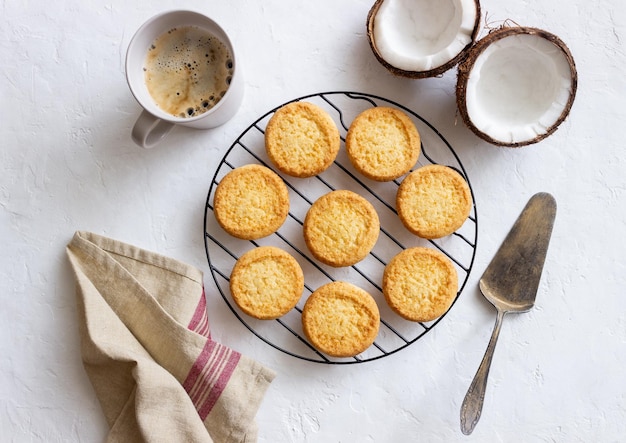 Biscotti al cocco su sfondo bianco Noci di cocco