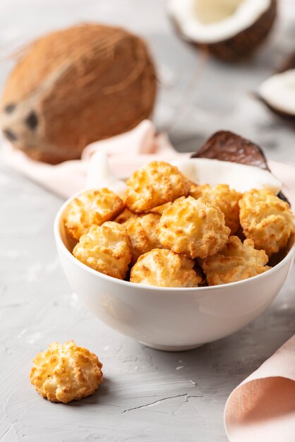 Biscotti al cocco sul tavolo di marmo