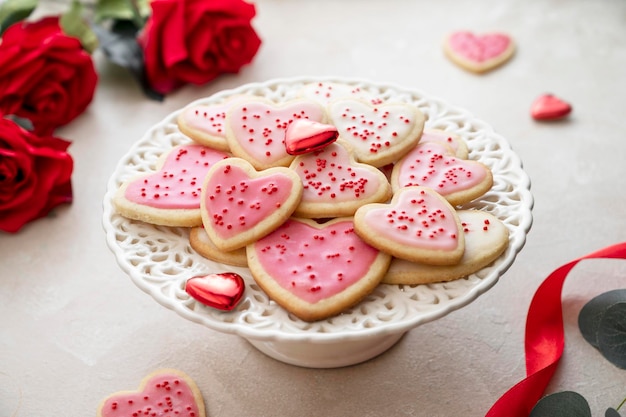 Biscotti al cuore Biscotti al burro fatti in casa con glassa rosa e confettini