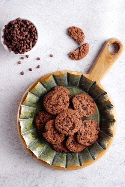 Biscotti al doppio cioccolato isolati con gocce di cioccolato