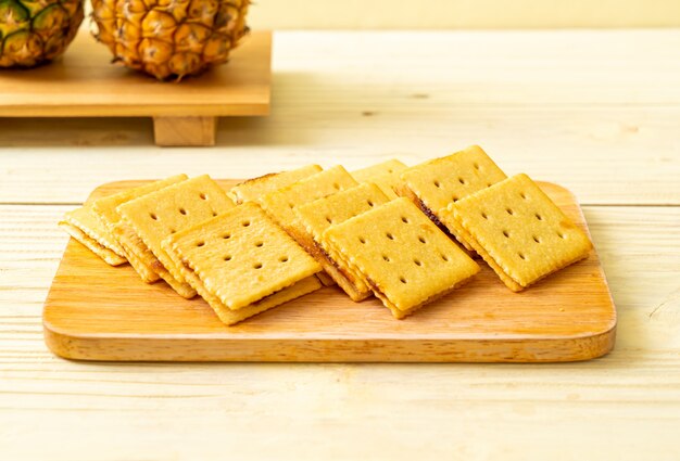 biscotti al formaggio con marmellata di ananas