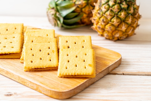 biscotti al formaggio con marmellata di ananas