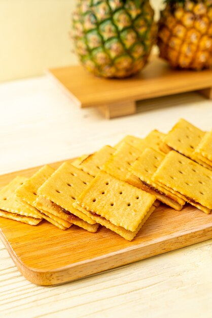 biscotti al formaggio con marmellata di ananas