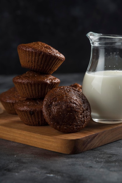 Biscotti al latte e marroni su tagliere in legno