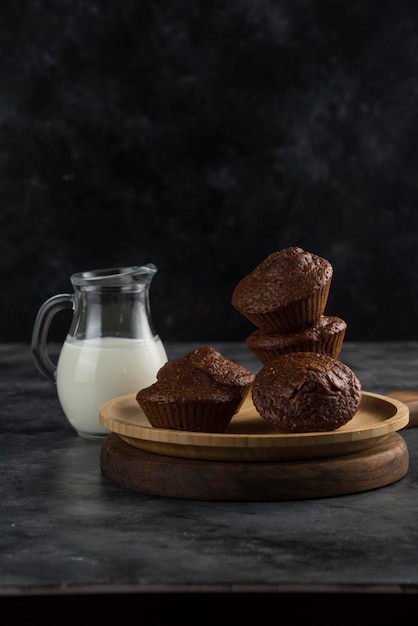 Biscotti al latte e marroni su tagliere in legno