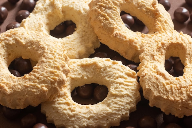 Biscotti al latte su gocce di cioccolato