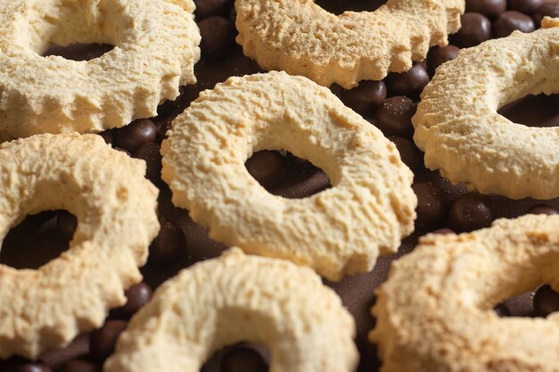 Biscotti al latte su gocce di cioccolato