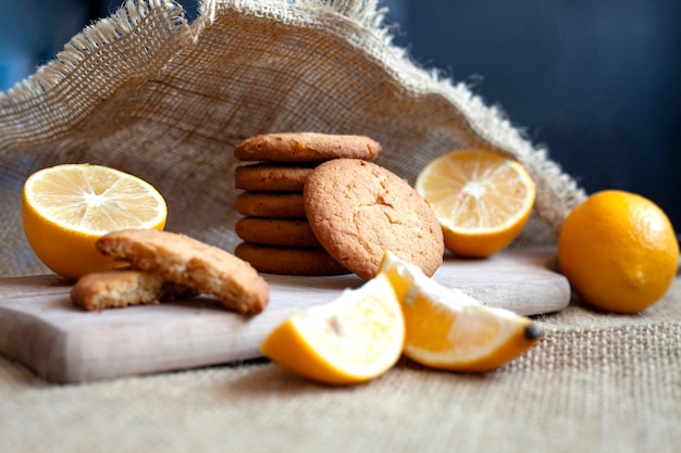 Biscotti al limone su una tavola di legno